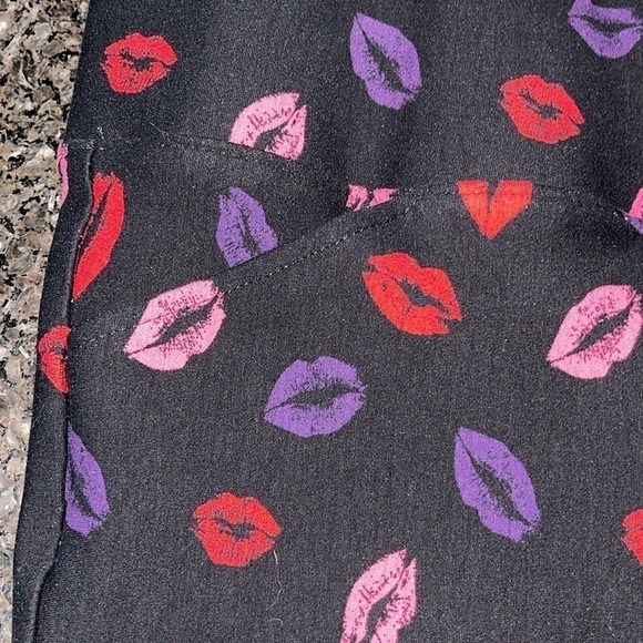 Torrid Black Slim Fit Lips Print Pixie Pants - Picture 6 of 10